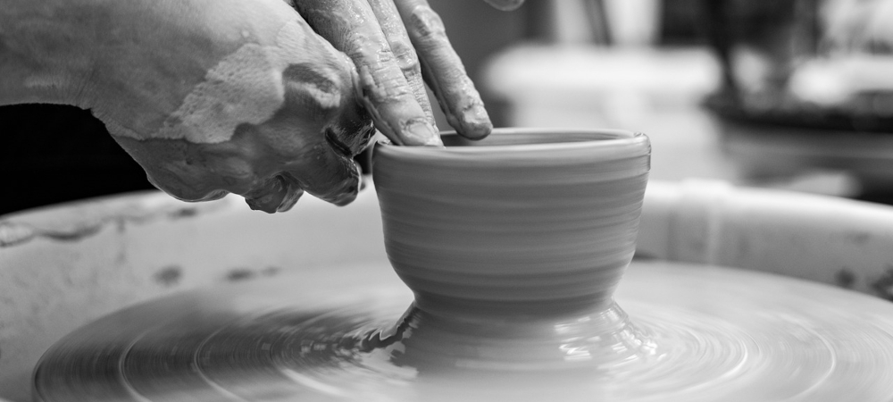 Jeune Fille De Sept Ans En Atelier De Poterie Créant Un Bol D'argile.  Atelier De Poterie Pour Les Enfants.